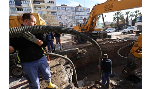 İn&ouml;n&uuml; Caddesi'ndeki ana boru arızasına İZSU'dan hızlı m&uuml;dahale
