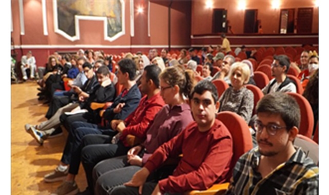 İş hayatına hazırlanan n&ouml;ro&ccedil;eşitli gen&ccedil;lerin mezuniyet sevinci