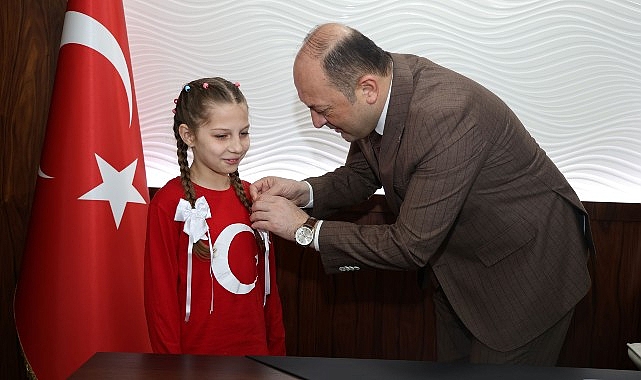 İstiklal Marşı Birincisi Ecem Hifa Sert&rsquo;e Başkan Sel&ccedil;uk Yıldız&rsquo;dan &Ouml;d&uuml;l