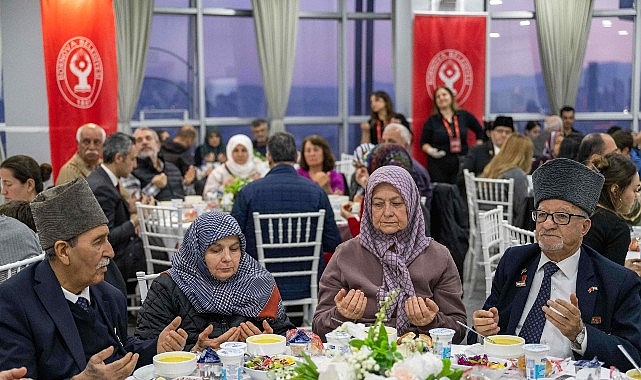 İstiklal Marşı&rsquo;nın kabul&uuml;n&uuml;n 105. yılında Bornova&rsquo;da birlik ve minnet duyguları aynı sofrada buluştu