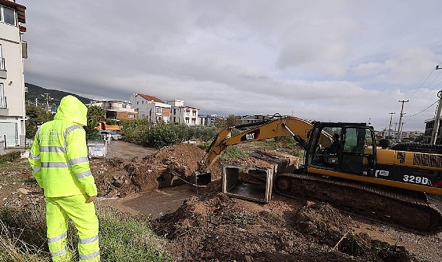 İzmir B&uuml;y&uuml;kşehir Belediyesi ekipleri Bergama&rsquo;da aşırı yağışlarla m&uuml;cadele ediyor