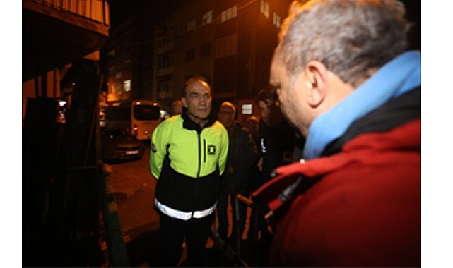 İzmir B&uuml;y&uuml;kşehir Belediyesi ekipleri sağanak yağış nedeniyle seferber oldu