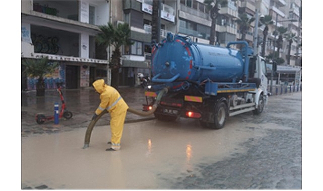 İzmir B&uuml;y&uuml;kşehir Belediyesi ekipleri yağış n&ouml;betinde