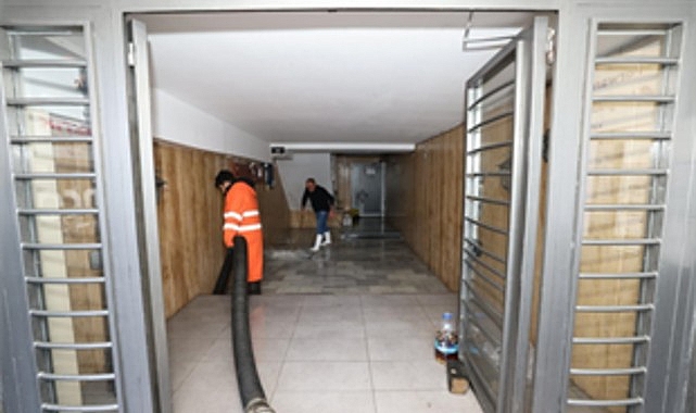 İzmir B&uuml;y&uuml;kşehir Belediyesi sahada: 412 iş makinesi ve 1365 personel g&ouml;revde