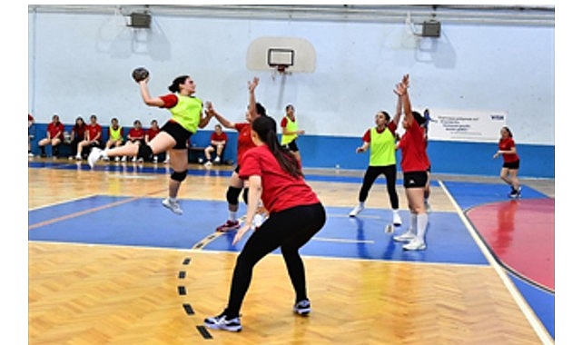 İzmir B&uuml;y&uuml;kşehir Belediyesi Spor Kul&uuml;b&uuml; hentbol takımlarıyla parlıyor