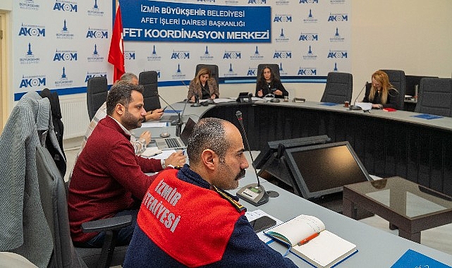 İzmir B&uuml;y&uuml;kşehir Belediyesi&rsquo;nden turuncu kod alarmı: Kriz masası devrede, t&uuml;m birimler sahada