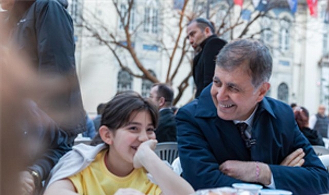 İzmir B&uuml;y&uuml;kşehir Belediyesi'nin iftar sofrası Kemeraltı'nda kuruldu