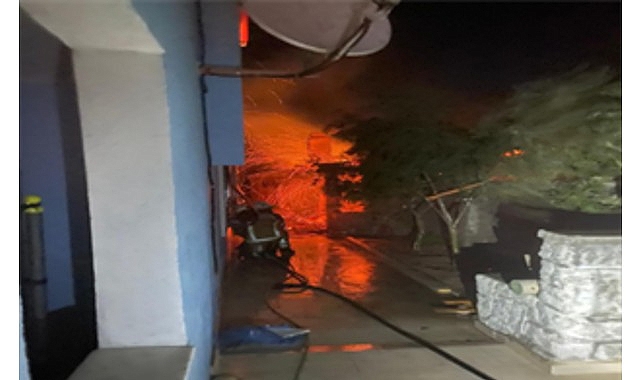 İzmir İtfaiyesi Dikili&rsquo;deki yangına m&uuml;dahale ediyor