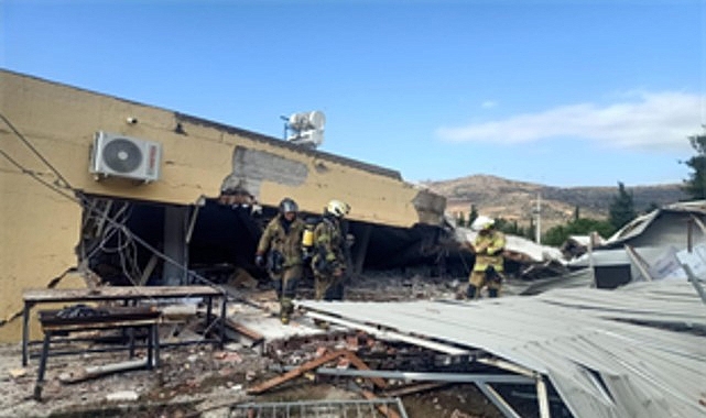 İzmir İtfaiyesi g&ouml;&ccedil;&uuml;k altında kalan yurttaşı kurtardı