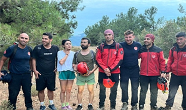 İzmir İtfaiyesi kayalıklarda mahsur kalan &uuml;&ccedil; genci kurtardı