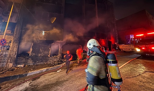 İzmir İtfaiyesi Konak&rsquo;ta &ccedil;ıkan yangında iki kişiyi kurtardı