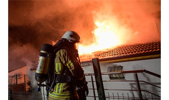 İzmir İtfaiyesi yangın riskine karşı herkesi dikkatli olmaya &ccedil;ağırdı