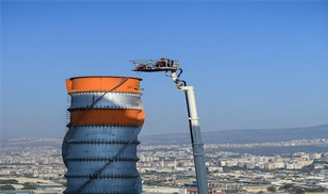 İzmir İtfaiyesi&rsquo;nden baş d&ouml;nd&uuml;ren kurtarma operasyonu