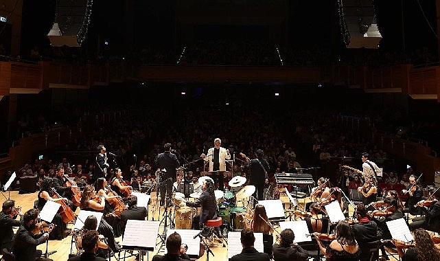 İzmir Oda Orkestrası Latin m&uuml;zikleriyle dans ettirdi