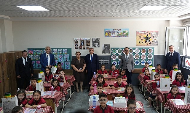 İzmir Valisi Dr. S&uuml;leyman Elban, İzmir İl Mill&icirc; Eğitim M&uuml;d&uuml;r&uuml; Dr. &Ouml;mer Yahşi, Karne G&uuml;n&uuml;nde &Ouml;ğrencilerle Bir Araya Geldi