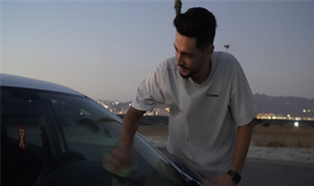 İzmir&rsquo;de arabada film keyfi