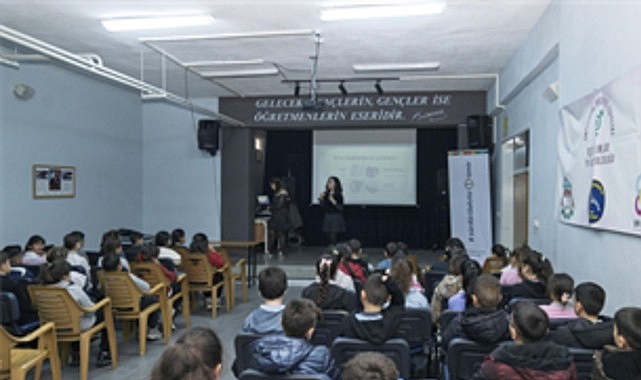 İzmir&rsquo;de &ccedil;ocuklar iklim i&ccedil;in ayakta