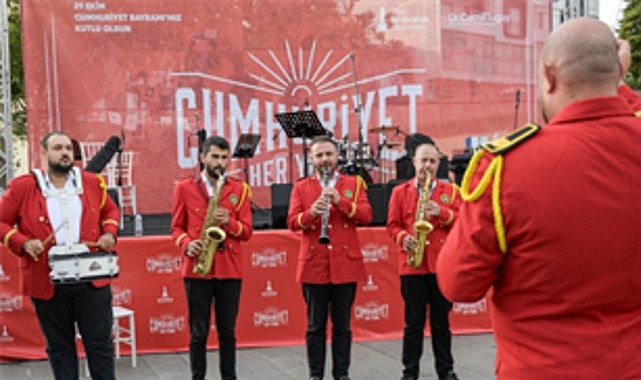 İzmir&rsquo;de Cumhuriyet coşkusu başladı