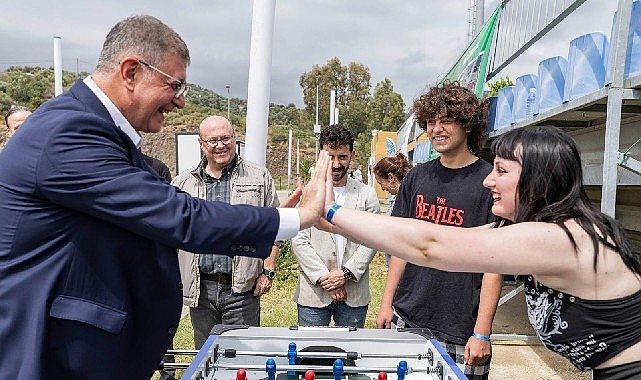 İzmir&rsquo;de gen&ccedil;ler yalnız değil
