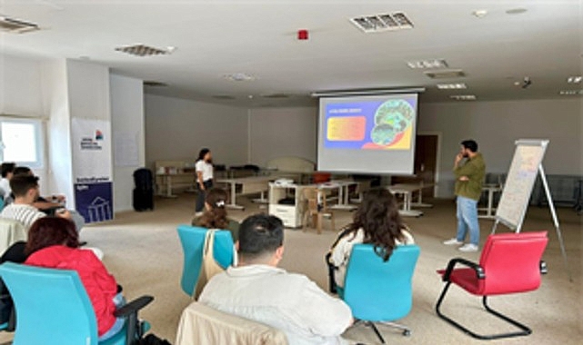 İzmir&rsquo;de gen&ccedil;lere belediye &ccedil;alışmaları hakkında eğitim