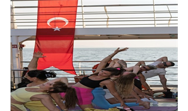 İzmir&rsquo;de g&uuml;neşi yoga ile uğurladılar