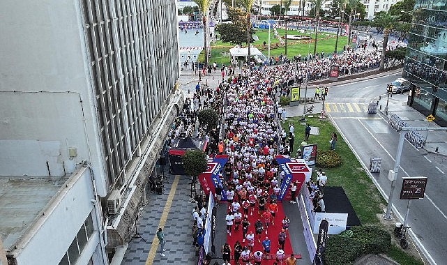 İzmir'de Uluslararası 9 Eyl&uuml;l İzmir Yarı Maratonu renkli g&ouml;r&uuml;nt&uuml;lere sahne oldu