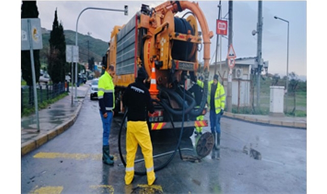 İzmir&rsquo;de yağış alarmı s&uuml;r&uuml;yor