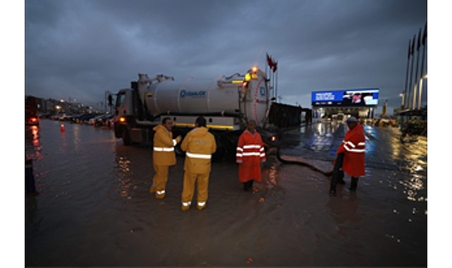 İzmir&rsquo;de yağış ve deniz seviyesi hareketliliğine anlık m&uuml;dahale