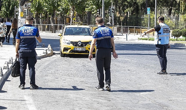 İzmir&rsquo;de zabıta ekiplerinden yolcu kılığında taksi denetimi