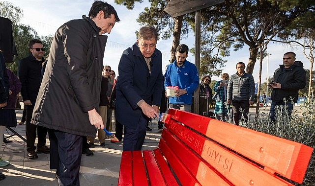 İzmir&rsquo;den şiddete karşı g&uuml;&ccedil;l&uuml; mesaj: Kırmızı bank