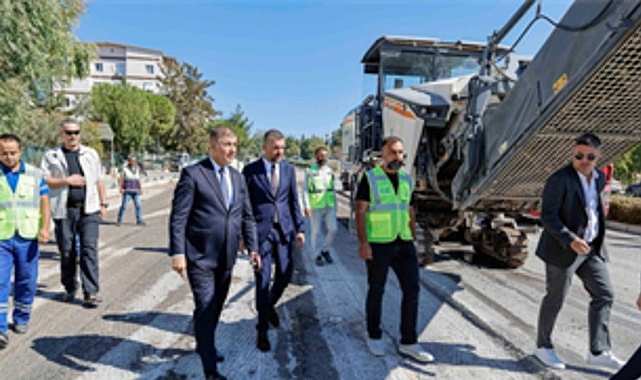 İzmir&rsquo;in yollarında gece g&uuml;nd&uuml;z asfalt &ccedil;alışması