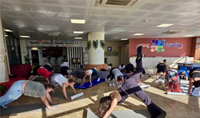 İzmirli gen&ccedil;ler i&ccedil;in yoga saati