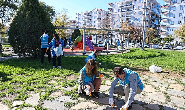 İzmirli g&ouml;n&uuml;ll&uuml;ler el ele vererek doğa i&ccedil;in temizlediler