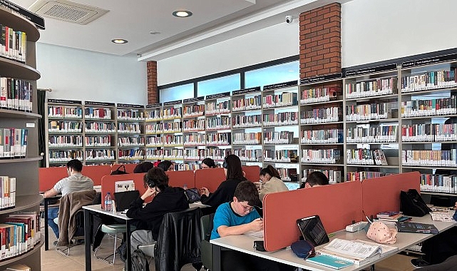 İzmit Millet K&uuml;t&uuml;phanesi bayramın ilk g&uuml;n&uuml; a&ccedil;ık