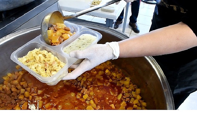 İznik Belediyesi&rsquo;nden 365 G&uuml;n Sıcak Yemek Desteği