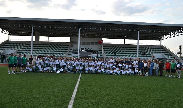 İznikspor Yaz Futbol Okulu&rsquo;nda Sertifika Heyecanı
