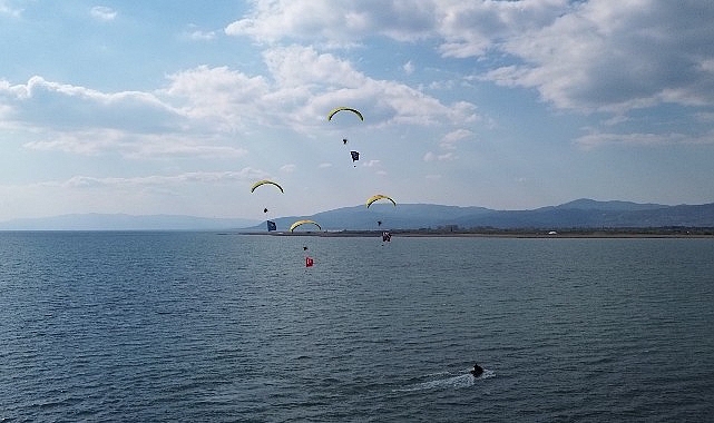İznik&rsquo;te paramotor g&ouml;sterisi b&uuml;y&uuml;k beğeni topladı.