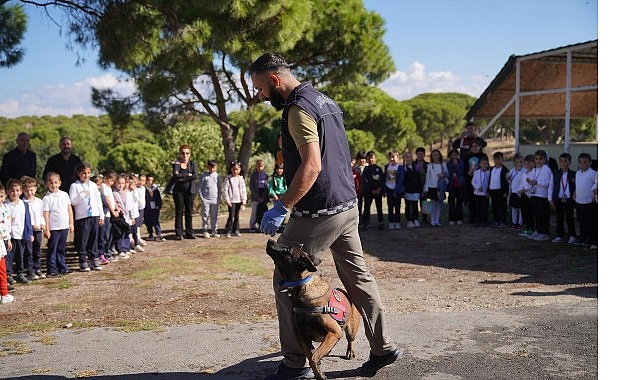 Jandarma arama kurtarma k&ouml;peği &Ccedil;ilek &ccedil;ocukların sevgilisi oldu