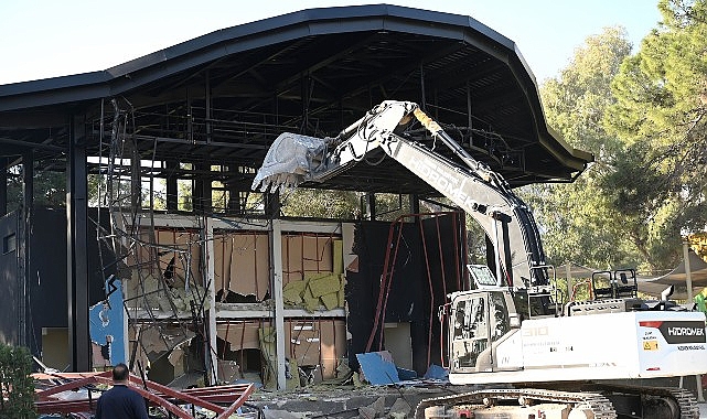 Ka&ccedil;ak yapıların yıkımı s&uuml;r&uuml;yor
