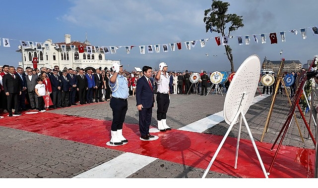 Kadık&ouml;y Sokaklarında Zafer Bayramı Coşkusu
