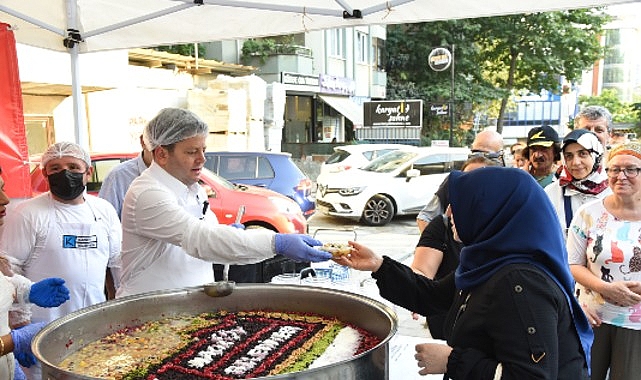 Kadık&ouml;y&rsquo;de 21 mahallede aşure ikramı