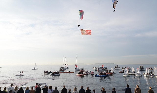 Kadık&ouml;y&rsquo;de Binlerce Kişi Ata&rsquo;ya Saygı Zinciri Oluşturdu