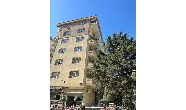 Kadık&ouml;y'de bulunan binada balkon &ccedil;&ouml;kmesi hakkında bilgilendirme