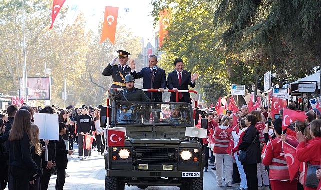 Kadık&ouml;y&rsquo;de Cumhuriyet Y&uuml;r&uuml;y&uuml;ş&uuml; &Ouml;ncesi Renkli G&ouml;r&uuml;nt&uuml;ler