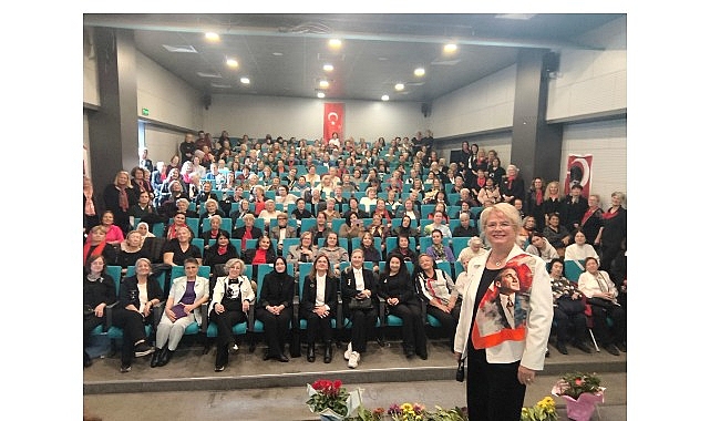 Kadınlar, Atat&uuml;rk&rsquo;&uuml; sevdiği şarkılarla andı