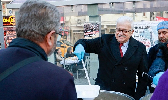 Kadir Gecesi İftarında Burhaniyeliler Cumhuriyet Meydanı&rsquo;nda Buluştu