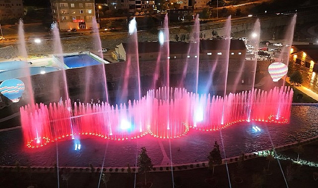 Kapadokya Su ve Işık Sahnesi G&ouml;steri Havuzu Muhteşem Bir Programla A&ccedil;ıldı