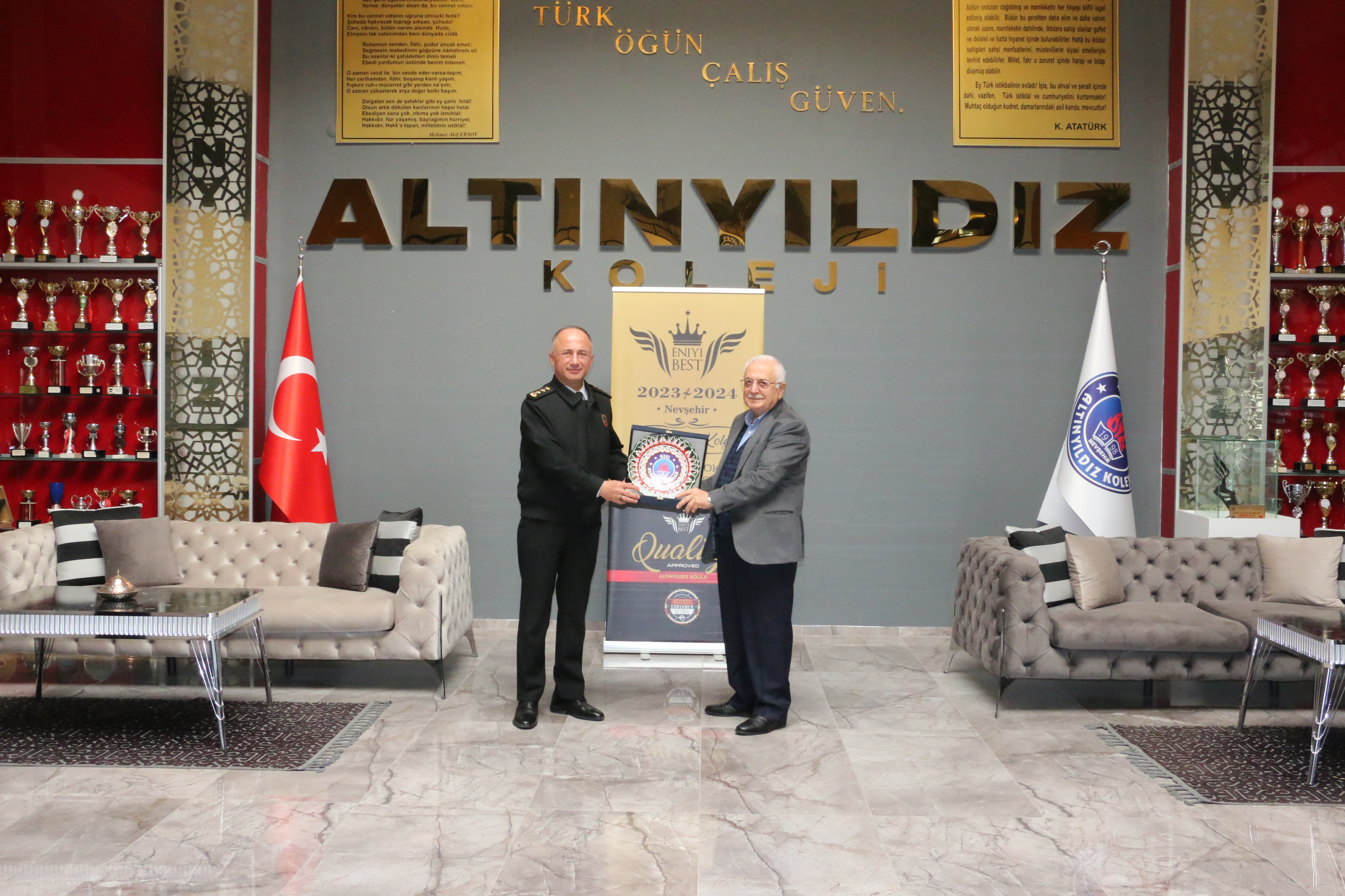 Nevşehir İl Jandarma Komutanı Jandarma Kıdemli Albay Numan &Ouml;KS&Uuml;Z, Altınyıldız Eğitim Kurumları&rsquo;na iade-i ziyarette bulundu.