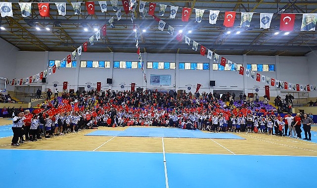 Karabağlar &rsquo;da S&ouml;mestr Spor Şenliği Bayram Havasında Ge&ccedil;ti