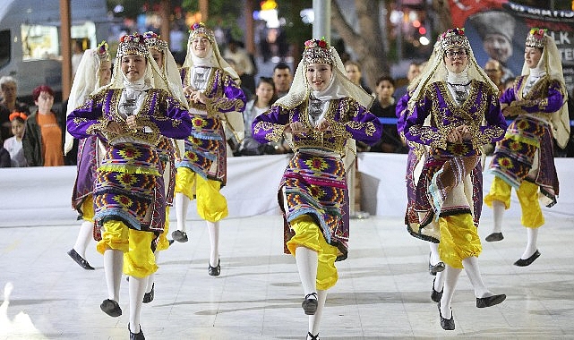 Karabağlar&rsquo;da 19 Mayıs coşkusu halk oyunlarıyla ta&ccedil;landı